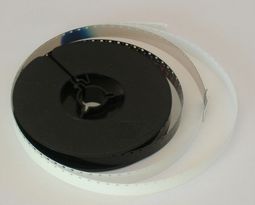 현상된 슈퍼 8 필름 릴, 보호용 흰색 리더 포함