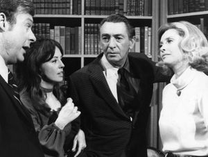Days of Our Lives}}의 1971년 출연진 (왼쪽부터): 에드워드 맬로리, 데니스 알렉산더, 맥도널드 케리, 수잔 플래너리