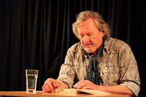 포스트잇을 책갈피로 사용해 책을 읽고 있는 클라우스 테베라이트