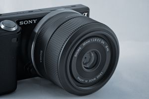소니 NEX-5에 시그마 30mm F2.8 EX DN 렌즈를 장착한 모습.