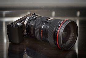 캐논 EF 16-35mm f/2.8 L IS 렌즈가 "더미" 비전자 어댑터를 사용하여 소니 NEX-5에 장착된 모습.