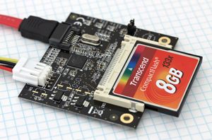 카드가 삽입된 콤팩트플래시-SATA 어댑터