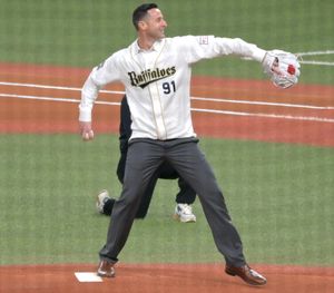 마에스트리가 2024년 오릭스 시범 경기 전 시구를 하고 있다.