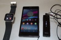 Xperia Z1 스마트폰 및 스마트 블루투스 핸드셋과 함께 착용한 소니 스마트워치