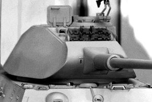 앞면이 위아래로 곡선을 이루는 탱크 포탑. 측면은 수직으로 기울어져 있고 측면으로 곡선을 이룹니다.