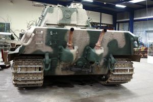 커다란 탱크의 오버행 후면, 두 개의 측면 간격을 둔 배기 파이프가 장착부에서 돌출되어 위쪽을 가리키며 차량에서 멀어지면서 끝부분이 곡선을 이룹니다.