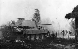 초기형 판터 Ausf. D가 동부 전선에서 보병 지원