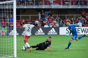 2018년 D.C. 유나이티드와의 경기에서 맷 터너(오른쪽)