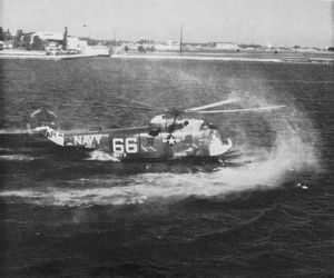 1964년 바다에 착륙하는 SH-3A