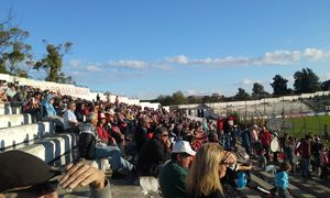 2015년 6월, 야르디네스 델 이포드로모 경기장에서 리버 플레이트의 서포터들