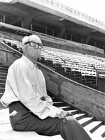 1943년 개장 당시 CA 벨레스 사르스피엘드 회장 호세 아말피타니