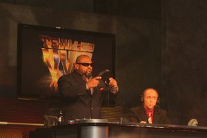 태즈(왼쪽)는 2010년 7월 해설 파트너 Mike Tenay와 함께