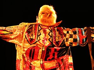 오카다 카즈치카가 2015년 5월 13일 ROH/NJPW 워 오브 더 월드 동안 이 경기장에서 포즈를 취하고 있다.