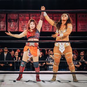 메간 베인 (오른쪽)이 2024년 4월 4일 스타덤 아메리칸 드림 경기 후 이 경기장에서 마이카의 팔을 들어올리고 있다.