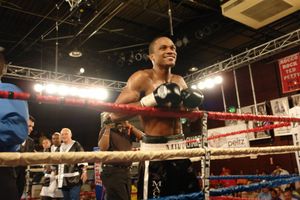 마이크 존스가 2007년 7월 20일 도엘 카라스킬로와의 9번째 프로 경기를 위해 경기장에 있는 모습