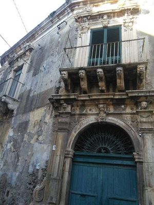 용암석으로 만든 기괴한 가면이 특징인 오래된 귀족 궁전