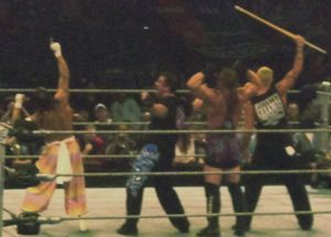 사부, 토미 드리머, 랍 밴 댐, 그리고 샌드맨 (ECW 오리지널스)이 시그니처 포즈를 취하고 있다.