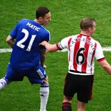 캐터몰이 2016년 5월 첼시를 상대로 선덜랜드의 주장을 맡고 있다