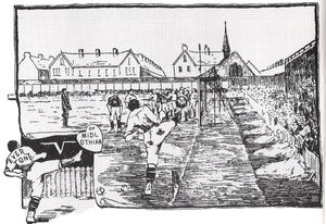 경기장 코너 뒤에 나무 교회 구조물이 보인다.