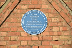 스티브 블루머의 생애를 기리는 파란 상패는 페어트리 로와 포틀랜드 로가 교차하는 귀퉁이에 붙어 있다