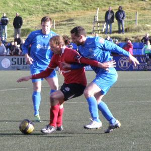 2010년 보다폰데일딘 경기에서 FC 수두로이를 상대로 경기하는 B68 토프티르의 요한 다부르 호이가르드(빨간색 유니폼).