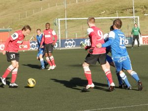 2012년 9월 FC 수두로이를 상대로 경기하는 크리스티안 호그니 야콥센과 B68 토프티르 선수들.