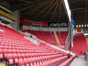 존 스트리트 코너, 코프(오른쪽)와 존 스트리트 스탠드(전경)