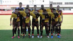 네아 살라미스가 창단 65주년 기념 유니폼을 처음으로 착용한 모습 (1948-1950년 팀 유니폼). (2013-14 키프로스 컵 카르미오티사 폴레미디오전).