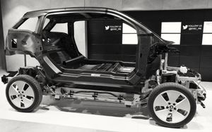 i3의 섀시는 CFRP "라이프 모듈"과 알루미늄 "드라이브 모듈"이 결합되어 있다.