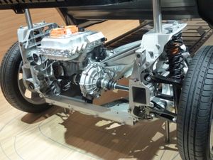 후륜 휠 사이에 위치한 전기 모터와 오른쪽의 빈 공간은 주행 거리를 연장하는 가솔린 엔진을 위한 공간