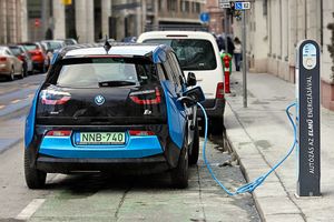 공공 충전소에서 충전 중인 BMW i3