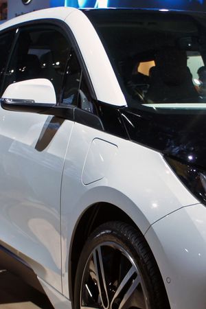 i3 주행 거리 연장 장치(REx) 버전의 가솔린 연료 주입구는 오른쪽 앞쪽에 위치