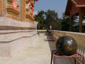 매장 의식을 기다리는 구덩이 옆의 루크 니밋