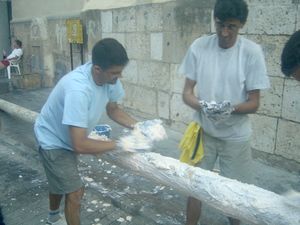 "Palo Jabón" 행사에 사용될 기름칠을 하는 두 남자