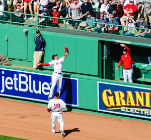 베츠가 2015년 4월 13일 브라이스 하퍼의 홈런을 잡기 위해 점프하여 잡고 있다.