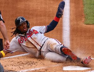 2020년 내셔널스 파크에서 열린 경기에서 득점하는 아쿠냐