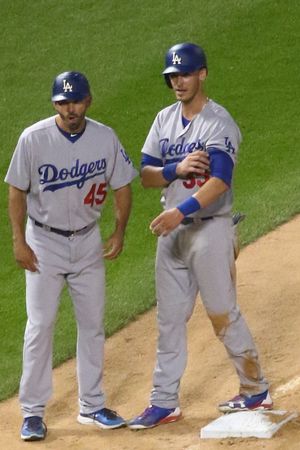 코디 벨린저와 함께 있는 크리스 우드워드 (2017년)