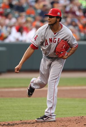 2011년 로스앤젤레스 에인절스에서 투구하는 산타나