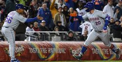 2022년 생애 첫 만루 홈런을 친 후 베이스를 도는 알론소