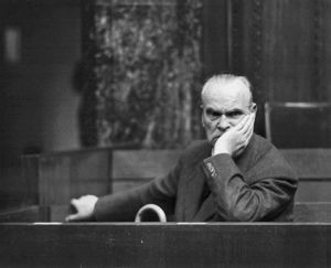 뉘른베르크 재판의 피고석에 앉아있는 슈페를레.