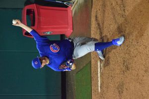 홀랜드, 2019년 시카고 컵스에서 불펜에서 몸을 풀고 있다.