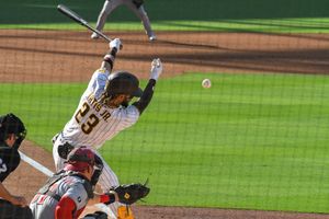 2021 시즌 경기에서 땅볼을 치는 타티스