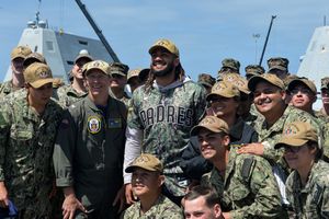 2022년 수술 후 회복 중인 타티스가 USS 앵커리지 (LPD-23)에 탑승한 모습