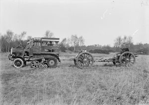 영국 포병의 초기 기계화; 1930년 18파운더포가 모리스 커머셜 반궤도 차량에 의해 견인되고 있다.