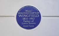 푸른색 명판에 새겨진 비문; '월터 클로프턴 윙필드 소령' (1833-1912) 테니스 창시자, 이곳 33 세인트 조지 광장, 핌리코, 런던에 거주함