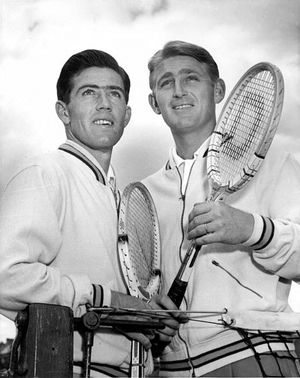 1954년 데이비스 컵 챌린지 라운드 경기에서 미국을 상대로 한 켄 로즈월 (왼쪽)과 호드, 화이트 시티, 시드니