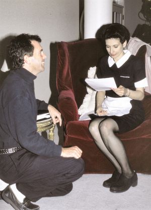 살다나가 영화 제작자 로저 스타인만과 함께 Illusion Infinity 촬영 현장에 있는 모습