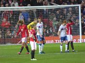 번(가운데)은 2017년 맨체스터 유나이티드와의 경기에서 위건 애슬레틱을 위해 뛰고 있다.