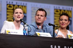 놀런(가운데)은 에반 레이첼 우드(왼쪽), 리사 조이(오른쪽)와 함께 2017년 샌디에이고 코믹콘에서 웨스트월드 홍보 중