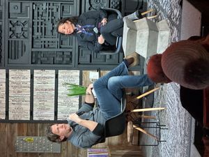 놀런은 2024 선댄스 영화제 행사 "Science vs. Fiction"에서 천체 물리학 교수 자나 레빈과 인터뷰를 하고 있다